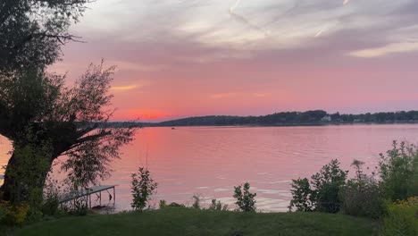 Puesta-De-Sol-En-Un-Lago-En-Pewaukee,-Wi-Usa