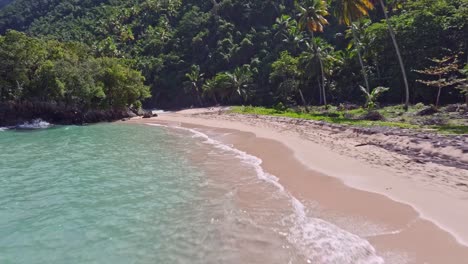 Entspannende-Menschen-Im-Wasser-Und-Am-Sandstrand-In-Der-Tropischen-Landschaft-Der-Dominikanischen-Republik