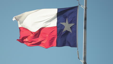 Die-Texanische-Flagge-Weht-Und-Flattert-In-Zeitlupe-Im-Wind-An-Einem-Fahnenmast