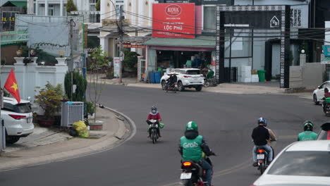 Viajeros-En-Motocicletas-En-El-Tráfico-Urbano-De-La-Ciudad-De-Da-Lat