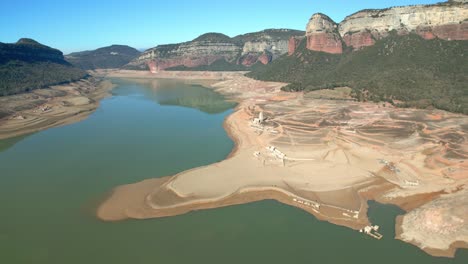 Dique-Del-Pantano-De-Sau-En-Cataluña,-España,-Intensa-Sequía-En-2024-Vuelo-De-Drones-En-Un-Hermoso-Parque-Natural-En-España,-Europa-Pantano-De-Sau