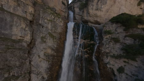Wunderschöner-Wasserfall-In-Den-Dolomiten,-Italien,-Luftaufnahme-Per-FPV-Drohne