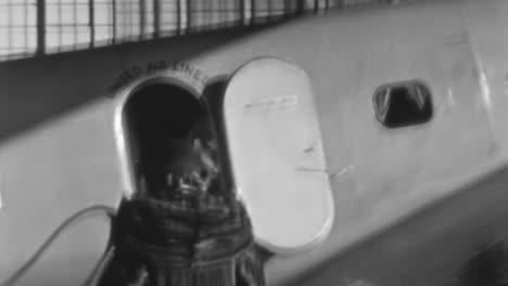 Schwarz-Weiß-Aufnahmen-Von-Der-Ankunft-Von-Flugzeugpassagieren-In-Den-1930er-Jahren