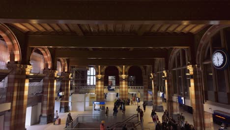 Dolly-Rechts-Von-Der-Amsterdamer-Hauptbahnhofshalle-Im-Filmischen-Bahnhofsinneren