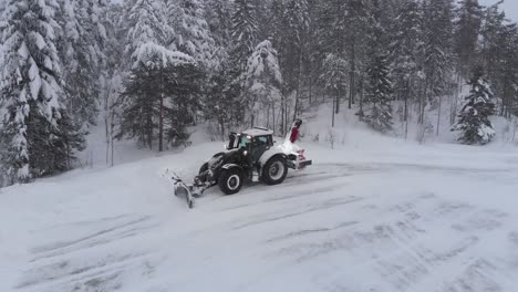 Schneehaufen-Mit-Einem-Traktor-über-Die-Landstraße-Schieben