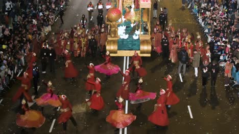 König-Gaspar-Und-Teilnehmer-Begrüßen-Kinder-Und-Familien-Beim-Dreikönigsfest,-Auch-Bekannt-Als-Dreikönigsparade