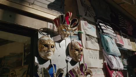 Exquisita-Exhibición-De-Máscaras-Venecianas,-Escaparate-De-Ca-&#39;macana,-Venecia.