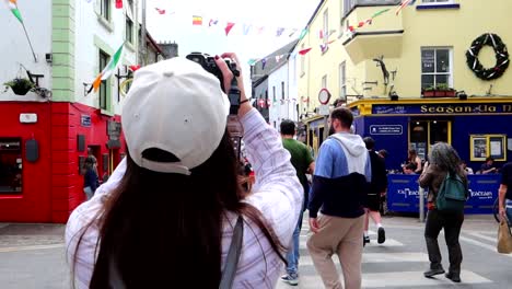 Touristin-Fotografiert-In-überfüllten-Quay-Street,-Galway