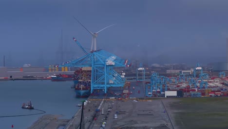 Schauer-Ziehen-Im-Hintergrund-An-Einem-Arbeitsreichen-Tag-Bei-APM-Terminals-Rotterdam