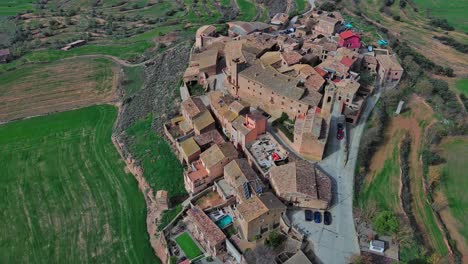 Vuelo-De-Drones-Sobre-Florejachs-De-Pueblos-Medievales-Y-Campos-Verdes