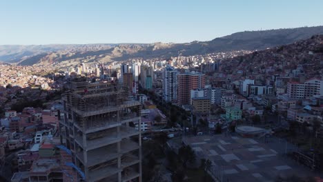 Luftaufnahmen-Der-Gebäudekonstruktion-Zeigen-Die-Skyline-Von-La-Paz,-Bolivien
