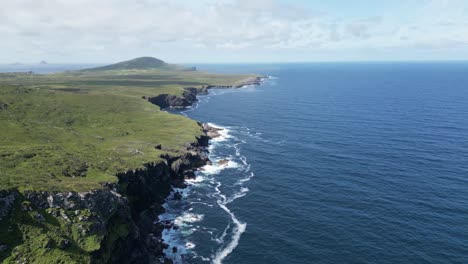 Costa-De-La-Isla-Valentina-Con-Exuberante-Vegetación-Y-Olas-Rompientes,-Vista-Aérea