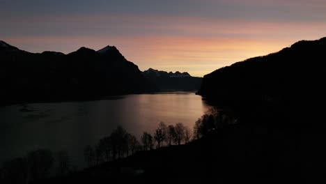 Purpurroter-Himmel-über-Dem-Walensee,-Heitere-Morgendämmerung.-Luftaufnahme-Der-Schweiz