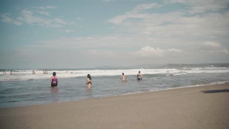 Mujer-Nadando-En-La-Playa-De-La-Union-En-Filipinas