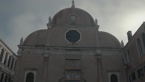 Gerüst-An-Der-Fassade-Einer-Historischen-Venezianischen-Kirche