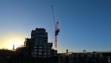 Vista-Panorámica-De-La-Puesta-De-Sol-Del-Complejo-De-Apartamentos-Sirius-En-Construcción-En-Sydney-Con-Una-Grúa-Torre-Alta-Al-Lado