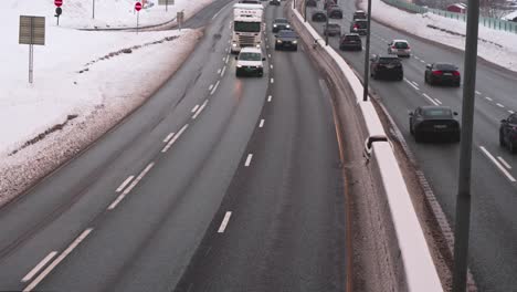 Verkehr-In-Beide-Richtungen-Auf-Der-Autobahn-E18-An-Einem-Bewölkten-Wintertag