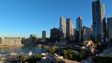 Hohe-Gebäude-Im-Sydney-CBD-Und-Circular-Quay-An-Einem-Sonnigen-Abend,-Ansicht-Nach-Links-Schwenken