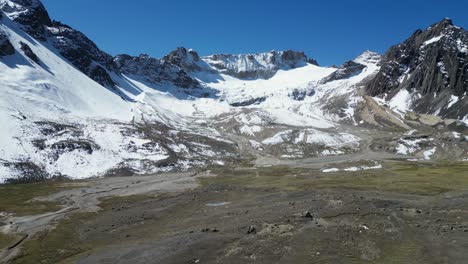 Vuelo-Aéreo-Hacia-Picos-Nevados-En-El-Altiplano-De-Los-Andes,-Bolivia