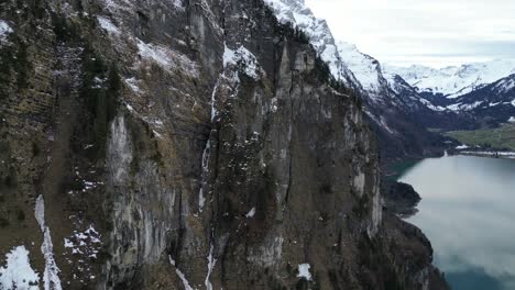 Klöntalersee-Schweiz-Felsklippen-Mit-Blick-Auf-Den-Berühmten-See