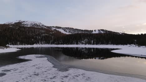 Palù-Italienischer-Alpenseewald-Im-Winter-Bei-Sonnenuntergang,-Valmaneco