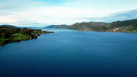 El-Tranquilo-Lago-De-Montaña-Refleja-El-Vibrante-Follaje-Otoñal.