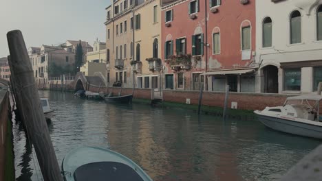 Sereno-Canal-En-Venecia-Con-Barcos-Amarrados,-Italia