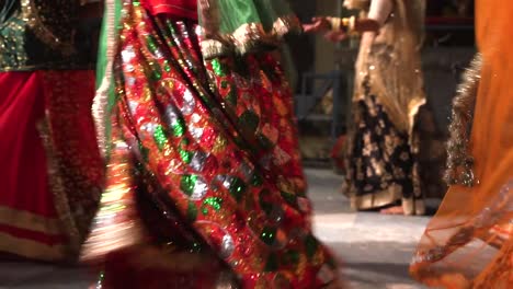 Junge-Indische-Frauen-In-Nationaltrachten-Tanzen-Beim-Offenen-Festival-Der-Traditionellen-Rajasthan-Kultur