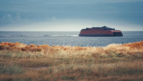 Un-Ferry-Fiordo-En-Ruta-Cerca-De-La-Costa-Danesa.