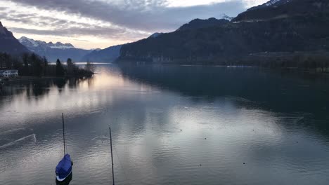 Ruhige-Morgendämmerung-Am-Walensee-Mit-Weesens-Silhouette-–-Luftaufnahme