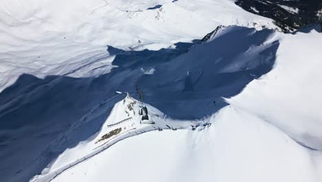 Eine-Drohne-Fliegt-über-Schneebedeckte-Berge-Im-Skigebiet