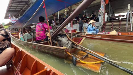 Mercado-Ferroviario-De-Maeklong-Talad-Rom-Hub-Barcos-De-Madera-Con-Motor-Diésel