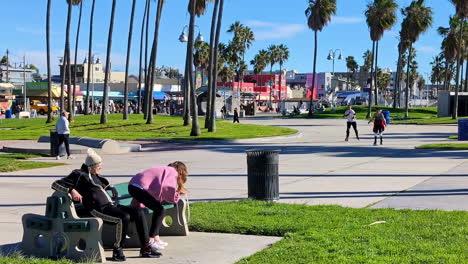 Paar-Genießt-Die-Strahlende-Sonne-Am-Venica-Beach-In-Los-Angeles