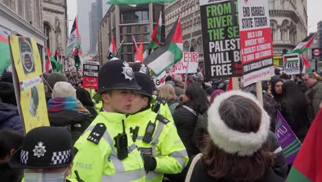 La-Policía-Camina-Entre-Una-Multitud-De-Manifestantes-En-Una-Manifestación-En-Palestina.