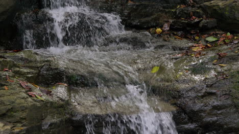 Kleiner-Wasserfall,-Der-über-Felsiges-Gelände-In-Cajones-De-Chame,-Panama,-Fällt,-Umgeben-Von-üppigem-Grün