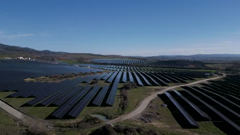 Ausgedehnter-Solarpark-In-Der-Ländlichen-Landschaft-Portugals---Luftaufnahme