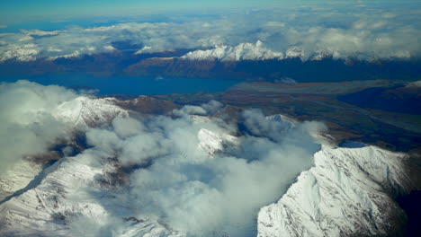 Isla-Sur-Queenstown-Nueva-Zelanda-Picos-Nevados-Aéreo-Drone-Vuelo-Gran-Altitud-Invierno-Nublado-Hermoso-Soleado-Mañana-Tarde-Lago-Wanaka-Wakatipu-Paisaje-Círculo-A-La-Izquierda-Movimiento