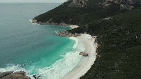 aerial-coming-closer-to-little-beach-in-two-people-bay,-near-the-city-of-Albany-in-Western-Australia