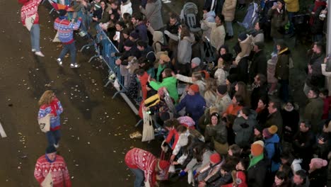 Familien-Versammeln-Sich-Bei-Der-Parade-Der-Heiligen-Drei-Könige