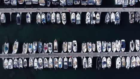 Boote-Und-Yachten-Vor-Anker-In-Der-Marina-In-Ajaccio,-Korsika,-Frankreich