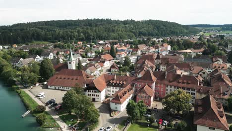 Aérea-De-Una-Pequeña-Ciudad-Medieval-Junto-Al-Río-Aare