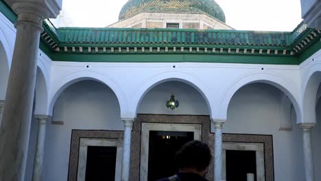 Torbogen-Im-Inneren-Des-Islamischen-Mausoleums-Von-Turbe-El-Bey-Tunis
