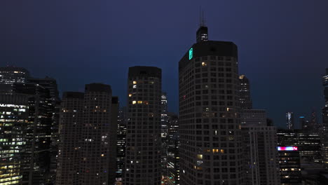 Präsidenten-Apartment-Komplex-Und-Der-Willis-Tower-Im-Düsteren-Chicago---Luftaufnahme