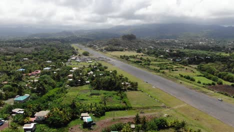 Der-Verlassene-Pearls-Flughafen-In-Grenada-Mit-üppiger-Umgebung,-Luftaufnahme