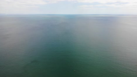 Vorwärts-Luftaufnahme-Eines-Türkisfarbenen-Meeres-Vor-Der-Küste-Bei-Sandbänken-Dorset-England