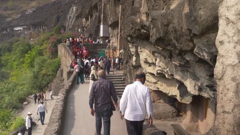 Touristenmenge,-Die-Die-Mittelalterlichen-Ajanta-Höhlen-Im-Bezirk-Aurangabad-Besichtigt