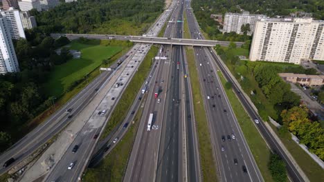 Multi-lane-highway-with-vehicles-travelling-during-busy-daytime-commute