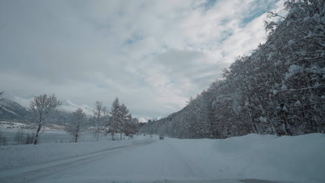 POV-Video-Einer-Fahrt-Durch-Norwegens-Westfjorde-Im-Winter,-Das-Eine-Reise-Entlang-Verschneiter-Straßen-Zeigt