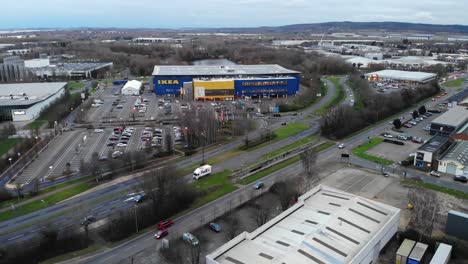 Fliegen-In-Richtung-IKEA-In-Milton-Keynes,-Buckinghamshire,-Großbritannien