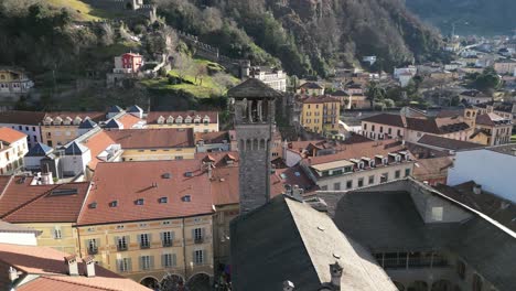 Bellinzona-Suiza-Campanario-De-La-Iglesia-Vista-Aérea-Giratoria-En-Un-Día-Soleado